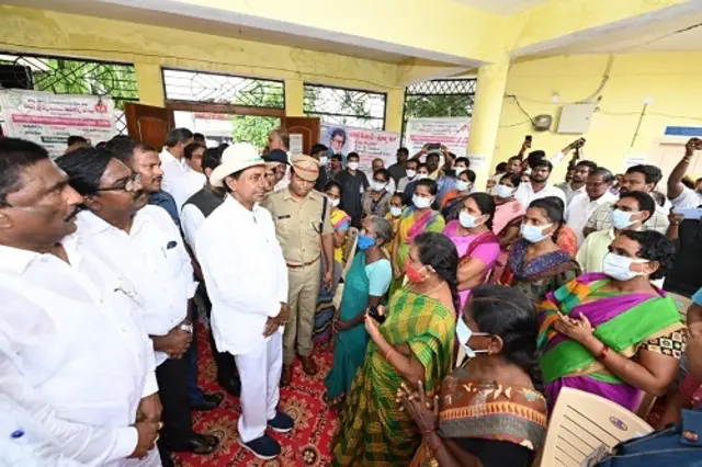 వరద బాధితులతో ముఖ్యమంత్రి కేసీఆర్