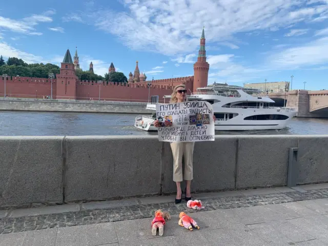 Марина Овсянникова во время пикета 15 июля