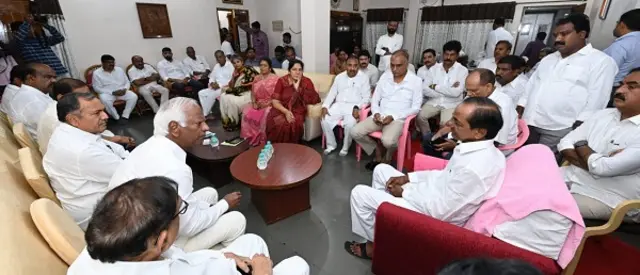 అధికారులు, ప్రజాప్రతినిధులతో సీఎం కేసీఆర్