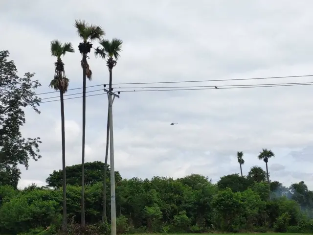 ဒီပဲယင်းနယ်ထဲက စစ်ကြောင်းထိုးနေတဲ့စစ်တပ်က တည်တောနဲ့ညောင်ပုထိုးရွာတွေဘက်ကို လေကြောင်းကနေ ပစ်ခတ်