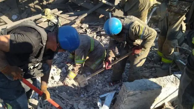 Rescuers dig inside rubble dey search for victims