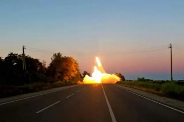 Установка HIMARS выпускает ракету