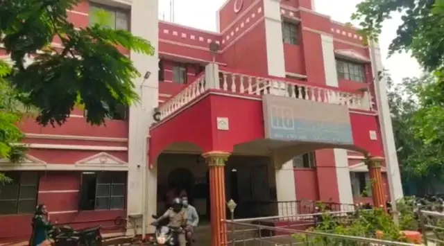இளம் பெண்ணை