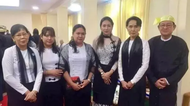 အာဇာနည်နေ့အခမ်းအနားကို ‌ဒေါ်အောင်ဆန်းစုကြည်ဟာ နိုင်ငံ့‌ခေါင်းဆောင်အဖြစ်မဟုတ်ဘဲ မိသားစု၀င်တစ်ဦးအနေနဲ့ တက်ရောက်လေ့ရှိပြီး ကျန်အာဇာနည်မိသားစု၀င်တွေနဲ့ ရင်းရင်းနှီးနှီးတွေ့ဆုံလေ့ရှိပါတယ်။