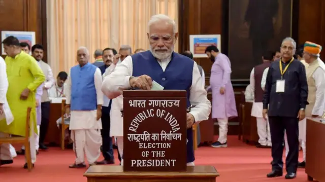 రాష్ట్రపతి ఎన్నికల్లో ఓటు వేస్తున్న ప్రధానమంత్రి నరేంద్ర మోదీ