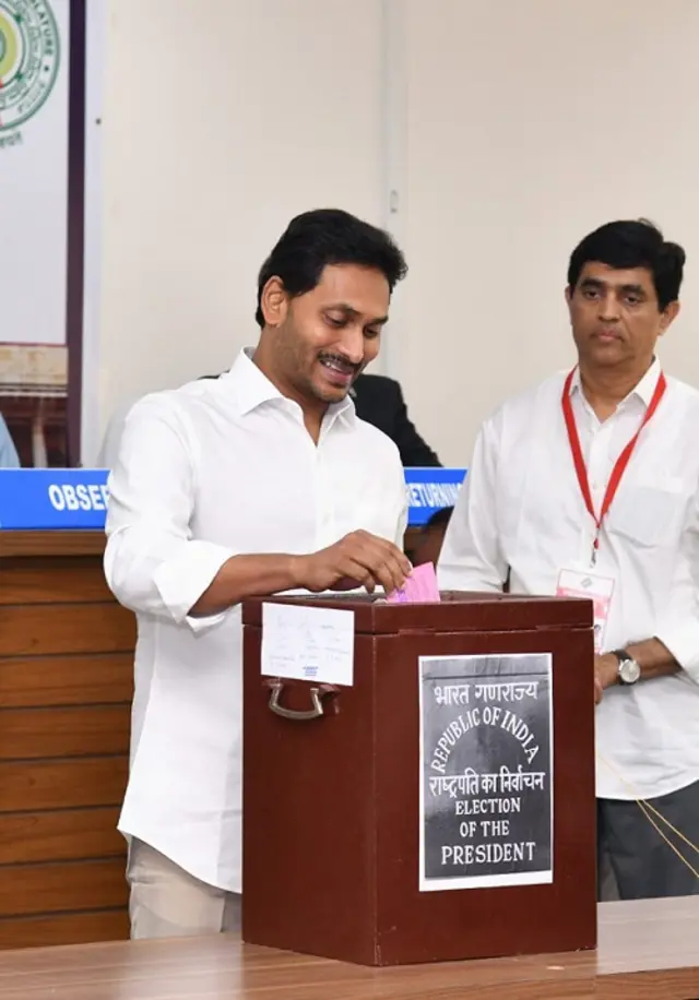 రాష్ట్రపతి ఎన్నికల్లో ఓటు హక్కు వినియోగించుకుంటున్న ఏపీ సీఎం జగన్మోహన్ రెడ్డి