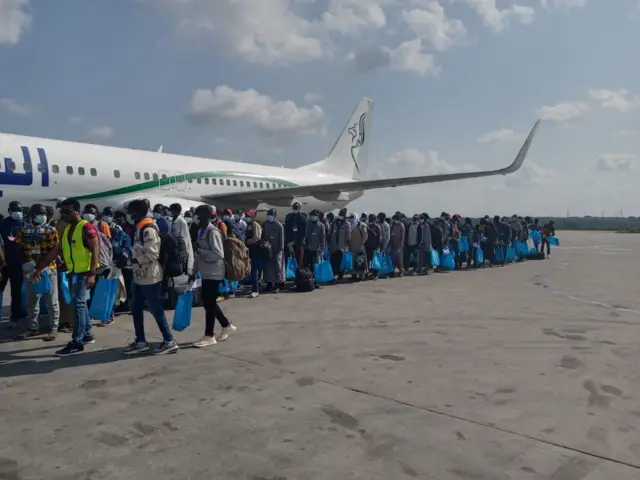 returnees dey enta plane