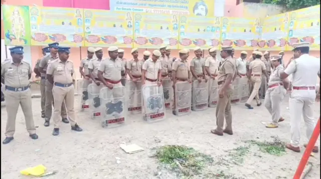 பள்ளியில் குவிக்கப்பட்ட போலீசார்