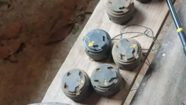 စစ်တပ်က ပလက်စတစ်နဲ့ပြုလုပ်ထားတဲ့မိုင်းအသေးစားတွေကို စစ်ကြောင်းဝင်ခဲ့ရာနေရာတွေမှာ ထောင်ထားခဲ့တာကြောင့် ရှင်းလင်းချိန်မှာ ‌အဲဒီမိုင်းတွေကို ထှောက်လှမ်းဖို့ ခက်တယ်လို့ ကရင်နီပူးပေါင်းအဖွဲ့တွေက အစောပိုင်းကတည်းကပြောထားပါတယ်။