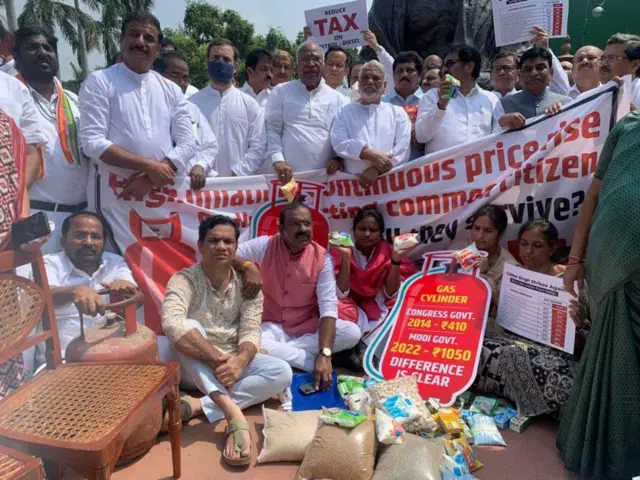 పార్లమెంటు ఆవరణలో ప్రతిపక్షాల నిరసన