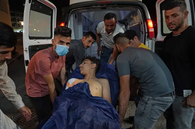 خلال نقل الجرحى أمس