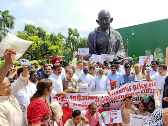 நாடாளுமன்ற போராட்டத்தில் காங்கிரஸ் கட்சியின் 75 எம்.பிக்கள் கைது