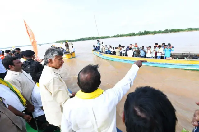 వరద ముంపు ప్రాంతాల్లో పర్యటిస్తున్న చంద్రబాబు