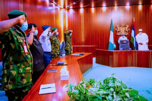 Onyeisiala Naịjirịa na ndị isi nchekwa dị icheiche