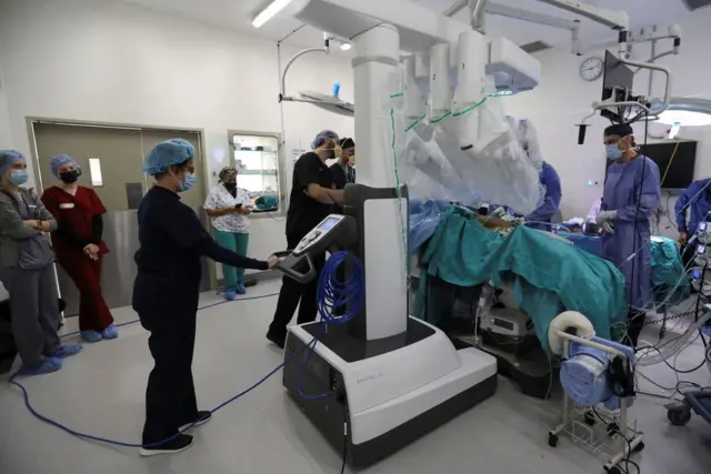 South Africa hospital use robot to perform surgery