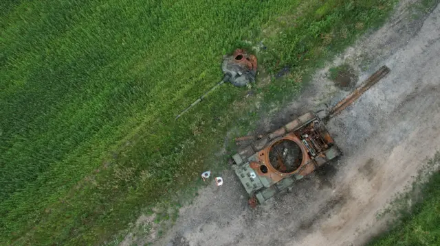 Разбитый российский танк в Черниговской области