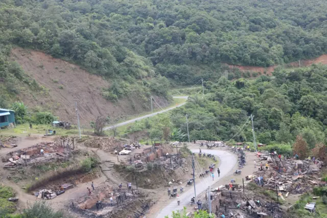 ကားလမ်းဘေးက နေအိမ်အများစု မီးရှို့ခံခဲ့ရတာဖြစ်ပါတယ်။