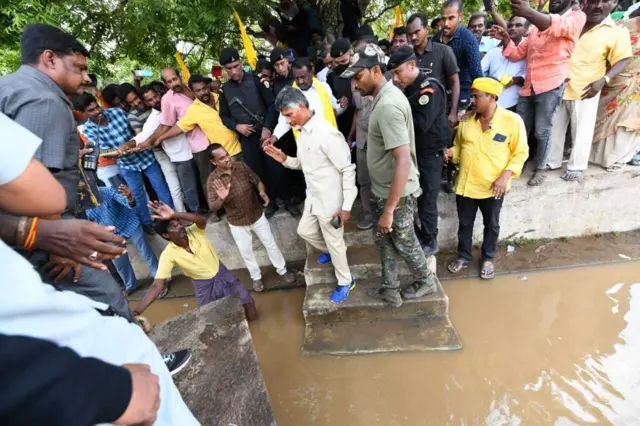 వరద ముంపు ప్రాంతాల్లో పర్యటిస్తున్న చంద్రబాబు
