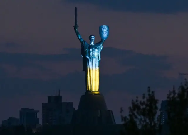 Статуя "Родина-мать" в Киеве