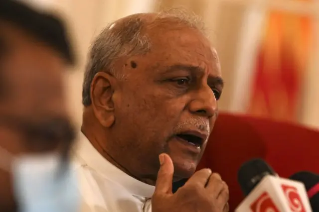 இலங்கை பிரதமராக தினேஷ் குணவர்த்தன பதவியேற்பு