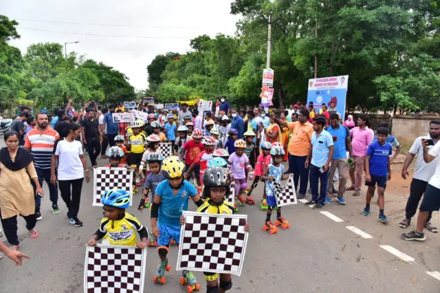 44-வது செஸ் ஒலிம்பியாட் விளையாட்டு போட்டி- திருச்சியில் விழிப்புணர்வு ஸ்கேட்டிங்