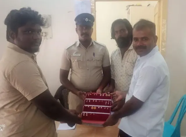 கலவரத்தில் கண்டெடுத்த 14 கம்மல்கள் காவல்நிலையத்தில் ஒப்படைப்பு