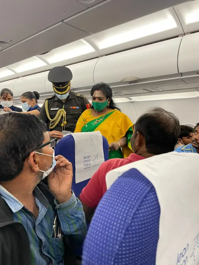 ప్రయాణికుడికి ప్రాథమిక చికిత్స చేసిన గవర్నర్ తమిళిసై సౌందరరాజన్