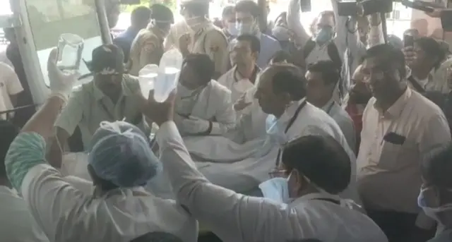 संत विजयदास को जयपुर के एसएमएस अस्पताल से दिल्ली रेफर करते हुए