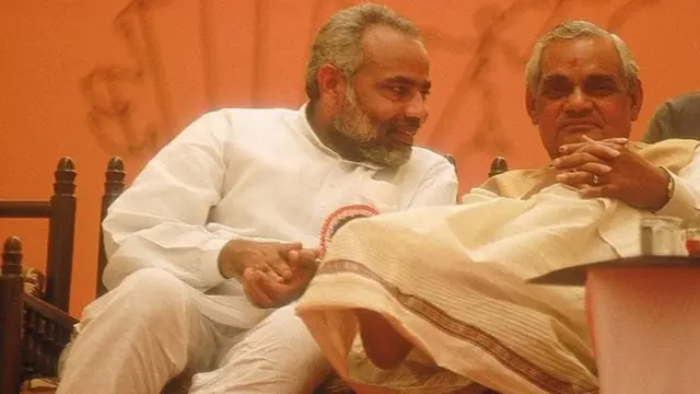 अटल बिहारी वाजपेयी के साथ नरेंद्र मोदी