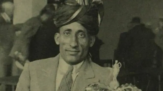 1932 में ब्रितानी शतरंज चैंपियनशिप जीतने के बाद ट्रॉफ़ी के साथ सुल्तान ख़ान