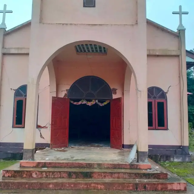 ဇူလိုင် ၂၂ ရက်နေ့က အင်အားကြီးငလျင် (၆.၄)ကြောင့် ကျိုင်းတုံမြို့ က ဘုရားရှိခို့ကျောင်းတစ်ကျောင်းပျက်စီးမှုဖြစ်
