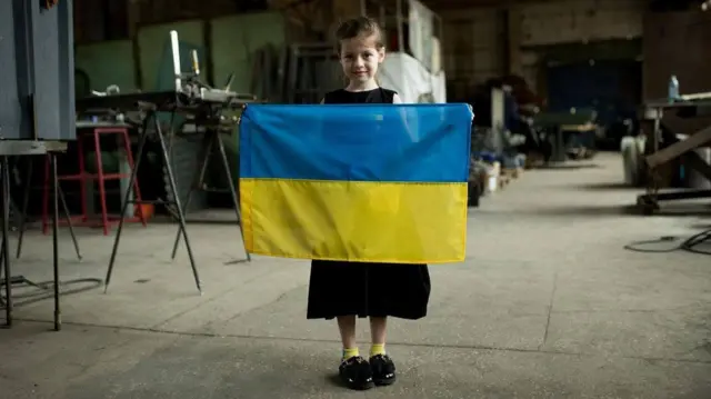 Девочка с украинским флагом