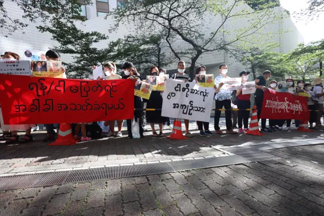 စစ်ကောင်စီက အရပ်သားတွေကို သေဒဏ်ပေးမှု - တိုကျိုက ICRC ရုံးရှေ့ မြန်မာတွေ ဆန္ဒပြ
