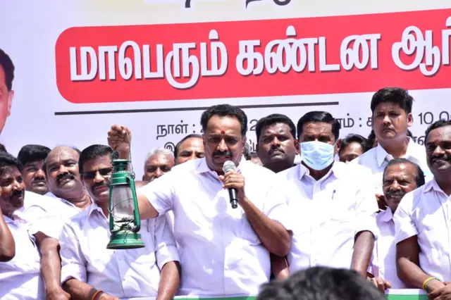 மின் கட்டண உயர்வை எதிர்த்து அதிமுகவினர் திருச்சியில் போராட்டம்
