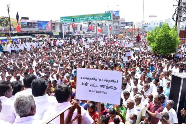 மின் கட்டண உயர்வை எதிர்த்து அதிமுகவினர் திருச்சியில் போராட்டம்