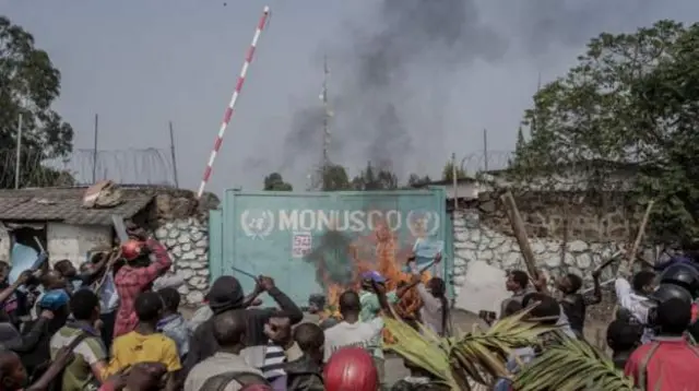 Dem lite fire outside di UN HQ for Goma on Monday