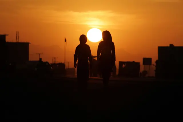 العلماء والشيوخ والوجهاء في أفغانستان يحثون طالبان على إعادة فتح مدارس الفتيات والاعتراف بحقهن في التعليم