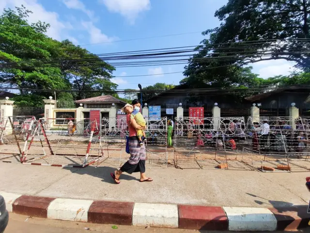 လှိုင်မြစ်လမ်းပေါ်က အင်းစိန်ထောင် ဝင်ထွက်ပေါက်