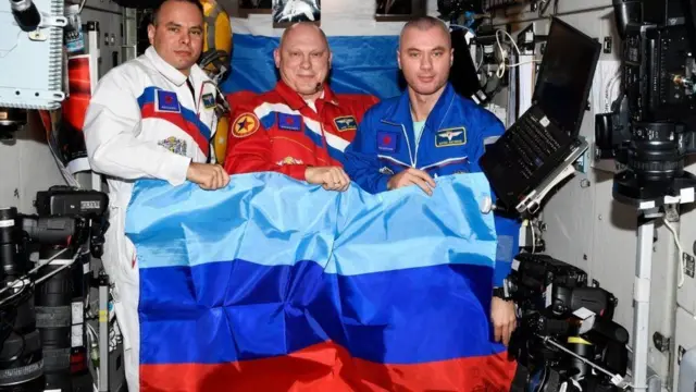 Russian cosmonauts for ISS recently display di flag of di self-declared Luhansk Pipo Republic
