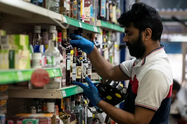 وفيات جماعية وحالات إصابة في الهند بعد تناول المشروبات الكحولية المجهولة