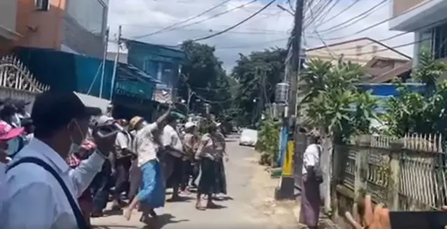 ကိုဂျင်မီနေခဲ့တဲ့အိမ်လို့ ယူဆတဲ့ အင်းစိန်မြို့နယ်ထဲက နေအိမ်တစ်လုံးကိုလည်း လူအုပ်စုတစ်စုက ကြက်ဥတွေနဲ့ လာရောက်ပစ်ပေါက်ခဲ့ကြ