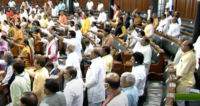 లోక్‌సభలో ఎంపీల ఆందోళన