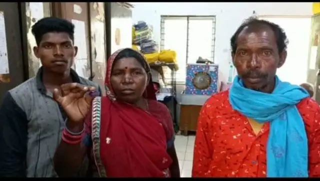 దొరికిన వజ్రాన్ని చూపిస్తున్న గేందా దేవి