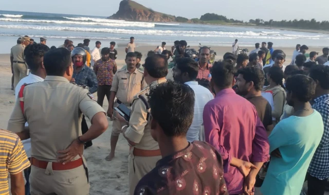 పూడిమడక సముద్రం వద్ద పోలీసులు, స్థానికులు