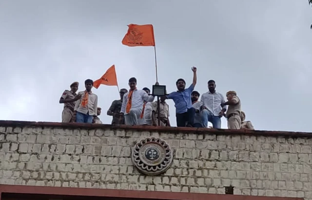एबीवीपी ने भगवा झंडा फहराया