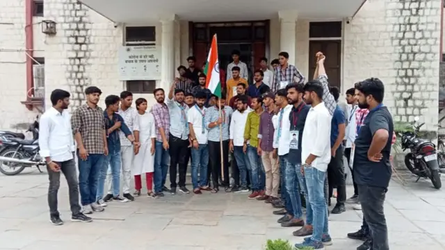 एनएसयूआई ने फहराया राष्ट्रीय ध्वज