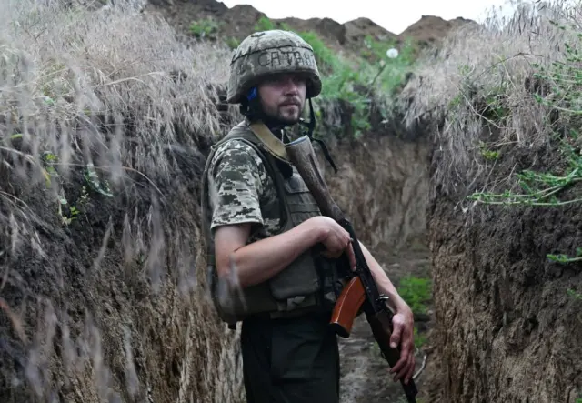 Украинский военный в окопах под Херсоном (архивное фото)