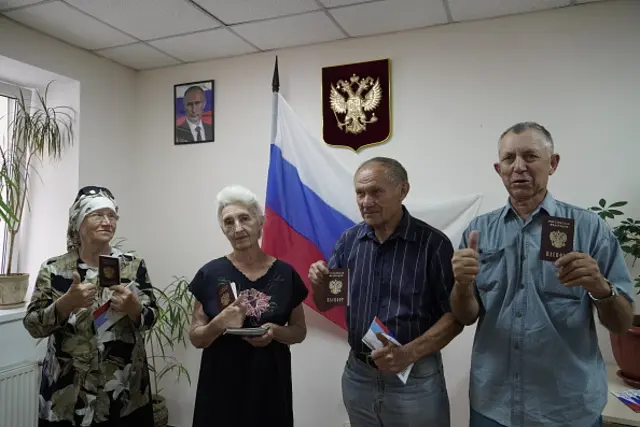 А ці херсонці вже отримали російські паспорти