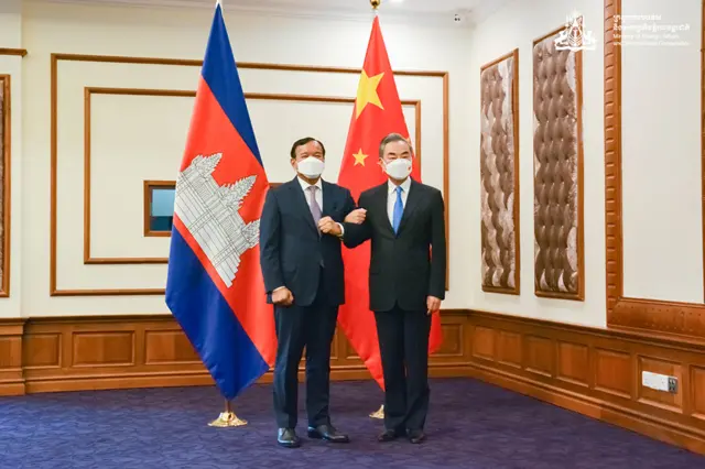 အာဆီယံအထူးသံ ကမ္ဘောဒီးယားနိုင်ငံခြားရေးဝန်ကြီး ပရက်ဆော့ခွန်း(ဘယ်)နဲ့ တရုတ်နိုင်ငံခြားရေးဝန်ကြီး ဝမ်ယိ(ညာ)တို့ ပုဂံမြို့မှာတွေ့ဆုံခဲ့ကြတာဖြစ်ပါတယ်။