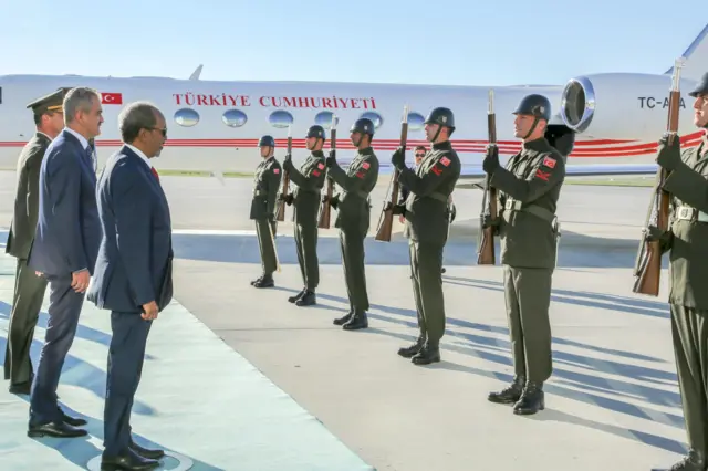 Madaxweynaha Soomaaliya Xassan Sheekh Maxamuud ayaa lagu soo dhaweeyay Turkiga